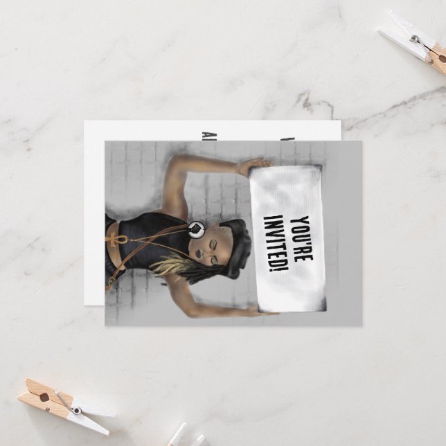 Convites Menina negra segurando um cartaz (Frente/Verso In Situ)