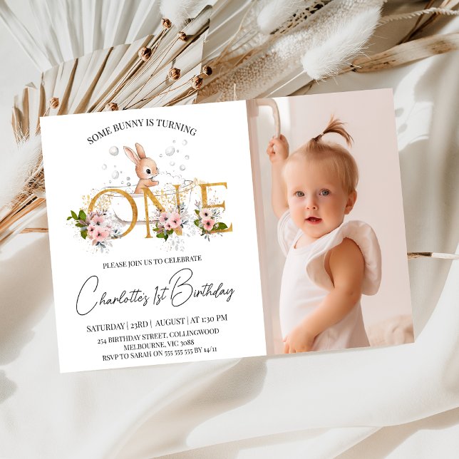 Convites Meninas Douradas Palavras Florais Alguns primeiros (Some Bunny 1st Birthday Invitation Girl, Bunny Themed First Birthday Invitation, Gold One, Floral)
