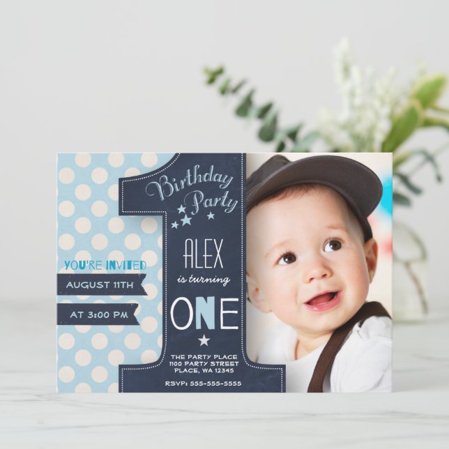 Convites Menino aniversariante quadro-negro Um Primeiro (Em pé/Frente)