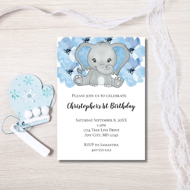 Convites Menino Azul Elefante Flores Primeiro Aniversário  (Blue Elephant and Flowers Baby Boy 1st Birthday Invitation.)