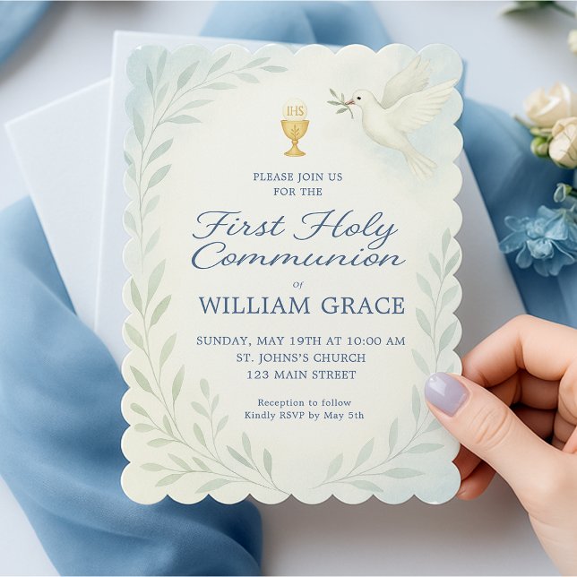 Convites Menino Primeiro Sagrado Convidado de Dove & Chalic (first-holy-communion-invitation-boy-holding-card-blue-flatlay.png)