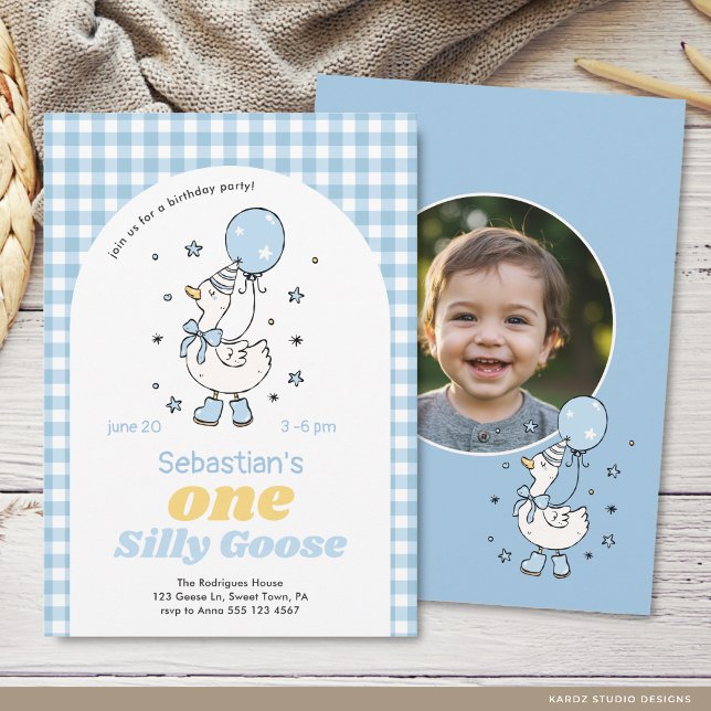 Convites Menino Um Ganso Bobo 1º Aniversário (The front and back of the invitation are shown in a 5x7-inch size. Choose size, paper, and corner.)