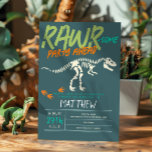 Convites Meninos Fósseis Porcos Dinossauros Porco Fósseis 6<br><div class="desc">Este design de 6 de convite para o aniversário de 12 rapazes bonitos e modernos apresenta um esqueleto de dinossauro t-Rex, com um padrão atrás com plantas Jurássicas, fósseis de dinossauros pré-históricos e outras ilustrações arqueológicas. O convite pode ser personalizado com o nome do seu filho e outros detalhes necessários...</div>