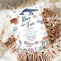 Mergulhe em cinco sob o 5 marítimo, à beira-mar