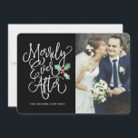 Convites Merrily Ever Após Férias De Casamento/Obrigado Fot<br><div class="desc">Espalhe o amor enquanto mostra suas fotos de casamento nesta temporada de festas com este Cartão com fotos de Natal moderno e chique. Perfeito para o casal recém-casado usar como cartão de feriado, anúncio de casamento ou cartões de agradecimentos em torno da temporada de férias. Este cartão destaca a sua...</div>
