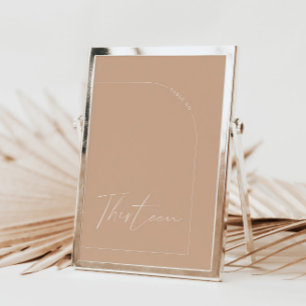 Convites Mesa do Arco Moderno do Boho Tan Treze Número da T