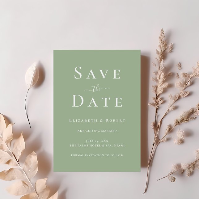 Convites Minimalista Moderno Verde Salvia Salvar a Data (Modern Minimalist Sage Green Save the Date Invitation on a table with blush pink flowers.)