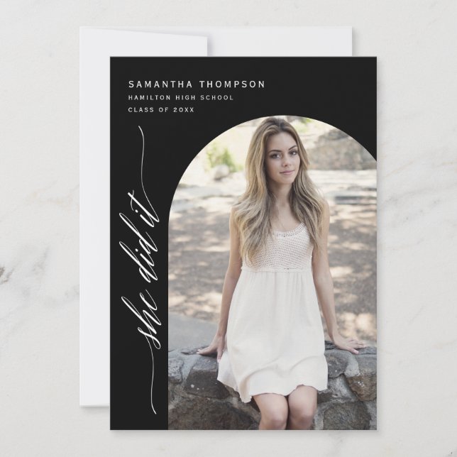 Convites Mínimo Negro Ela Fez Isso Graduando Foto Inv (Frente)