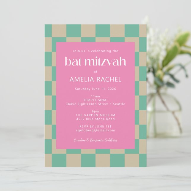 Convites Mod Pink Mint Green Checkerboard Bat Mitzvah RSVP (Em pé/Frente)