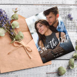 Convites MOD V Photo Bold Salvar Data - Mais Escuro<br><div class="desc">Enviar Luxo, Chic & Bold Salve as Datas com este molde do MOD V Photo Salvar a Data - Design mais Escuro. Funciona bem para fotos que requerem ou querem um fundo mais escuro. Consulte a opção Salvar a Coleção de Datas nº 2 para obter uma parte inferior mais leve...</div>