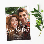 Convites MOD V Photo Bold Save Date - Lighter<br><div class="desc">Enviar Luxo, Chic & Bold Salve as Datas com este molde de fotografia MOD V Salve a data - Design mais leve. Funciona bem para fotos que requerem ou querem um fundo mais escuro. Consulte a opção Salvar a Coleção de Datas nº 2 para obter uma parte inferior mais leve...</div>