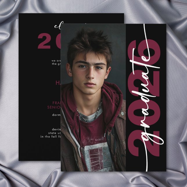 Convites Modern Burgundy Typography Grad Announcement (Modern Burgundy Typography Grad Announcement)