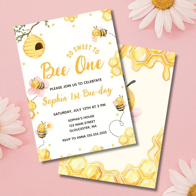 Convites Modern Cute É tão doce de ser o primeiro aniversár (So Sweet to Bee One birthday invitation with cute bees and honeycomb accents)