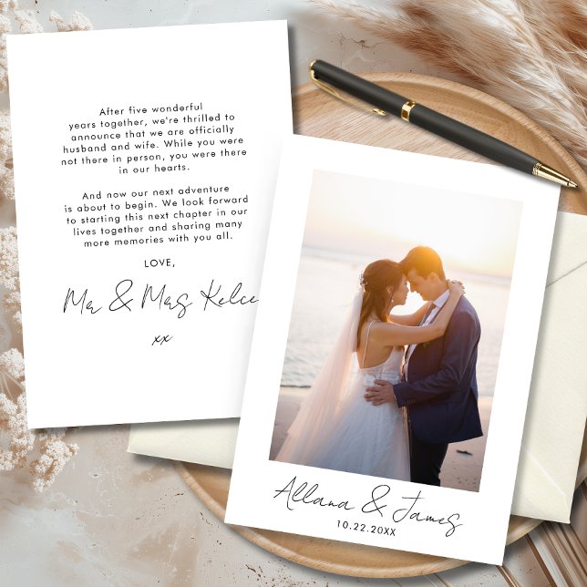 Convites Modern Minimal Just Married Photo Announcement (Elegant wedding announcement card set featuring a couple kissing at sunset.)