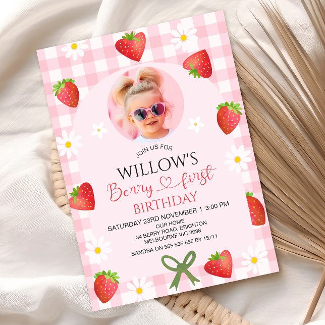 Convites Modern Pink Gingham Heart Berry First Birthday (Berry First Birthday Invitation, Berry First Birthday Invite, Strawberry Themed First Birthday Girl)