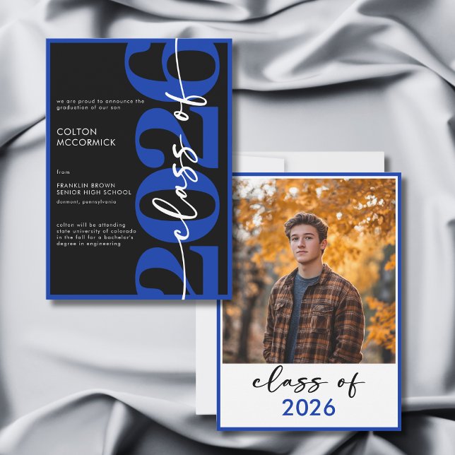 Convites Modern Royal Blue Typography Grad Announcement (Modern Royal Blue Typography Grad Announcement)