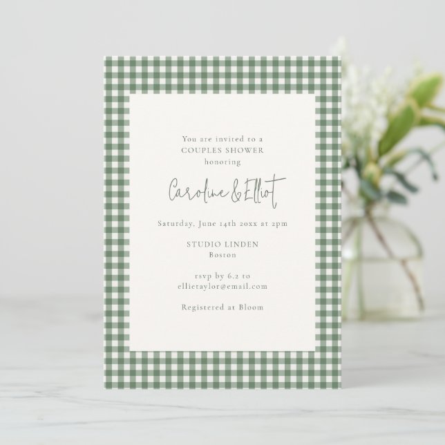 Convites Modern Sage Green Gingham Plaid Couples Shower (Em pé/Frente)