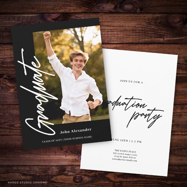 Convites Modern Script Graduate Photo Black Graduation (The front and back of the invitation are shown at 5x7-inch size. Choose size, paper, + corner style.)