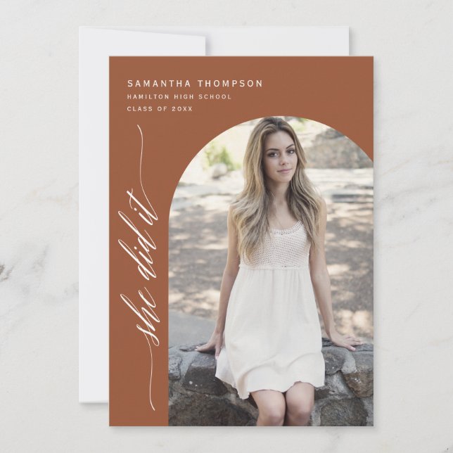Convites Modern Terracotta Ela Fez Foto Do Graduação (Frente)