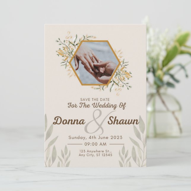 Convites Moderno Amarelo Branco, casal e sua aliança de cas (Em pé/Frente)