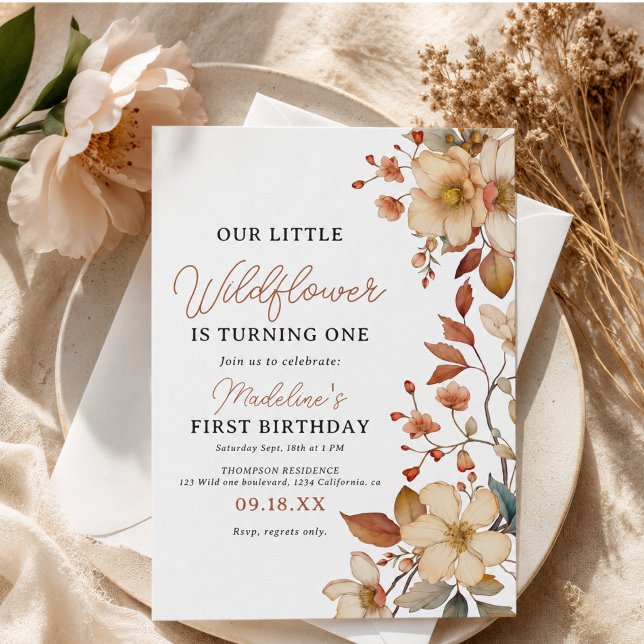 Convites Moderno Chic Script de Flores Silvestres Menina de (Modern Chic Wildflower Script 1st Birthday Girl Invitation)