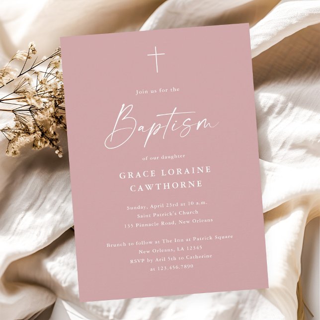 Convites Moderno Script Elegante Rosa Po dusty Meninas Bati (Modern elegant script dusty pink girls baptism invitation.)