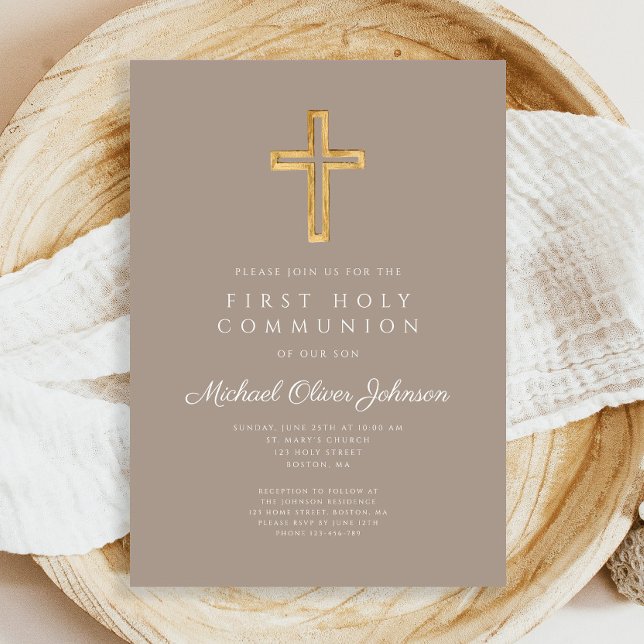 Convites Moderno Taupe Cruza a Primeira Comunhão Religiosa (Modern Taupe Cross Religious Boy First Communion Invitation)