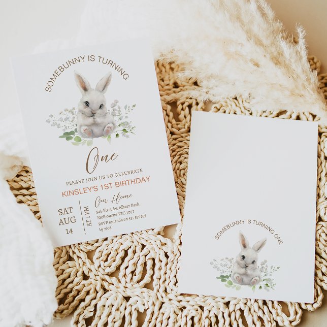 Convites Moderno, Um Coelhinho Está Transformando Um primei (Modern some bunny is turning one 1st birthday invitation with white rabbit.  Somebunny is turning 1)