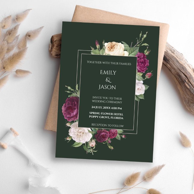 Convites Moderno Verde Esmeralda Bordô Floral (Modern Emerald Green Burgundy Floral Invitation on a boho table.)