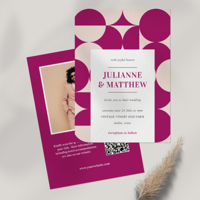 Convites MODO meio século Círculo Roxo Scallop QR FOTO (Purple Vintage Retro Seventies or Sixties Inspired Photo Wedding Invitation with QR CODE. ALL IN ONE)