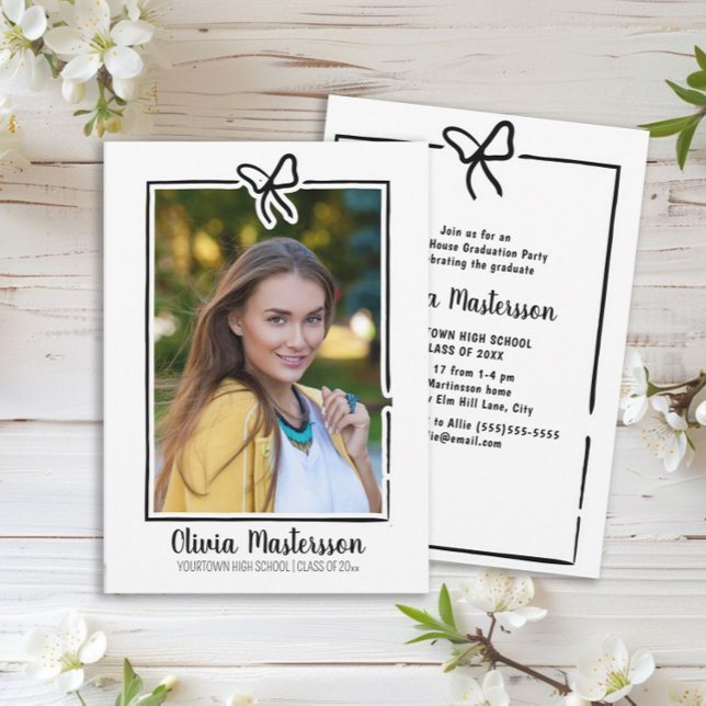 Convites Moldura de Foto de Arco Fofo Festa de Formatura Ca (Cute line art bow graduation open house/graduation party photo invitation)