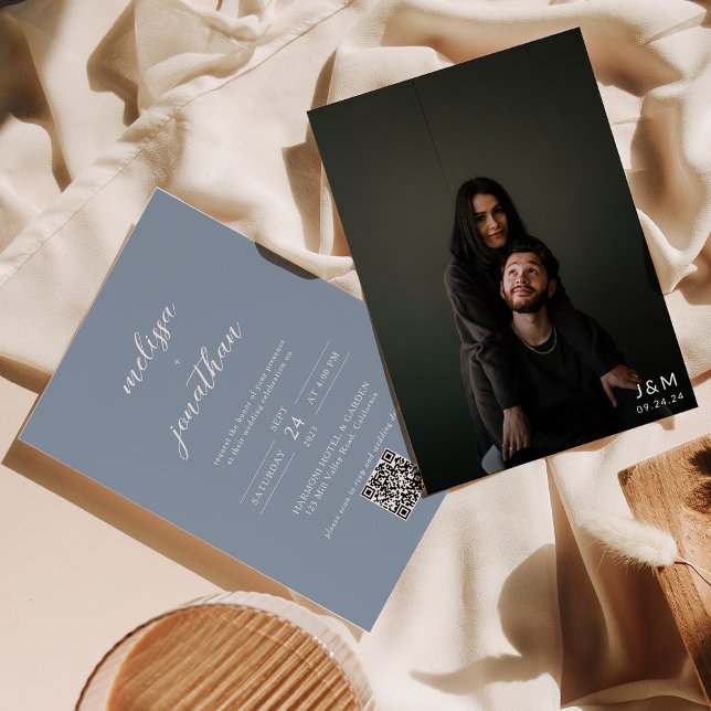 Convites Monograma Azul Dusty com Script Moderno Casamento  (Criador carregado)