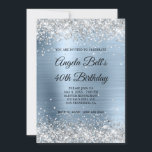 Convites Monograma de Folha de Prata Brilhante Brilhante Az<br><div class="desc">Um convite glamouroso monograma de aniversário de 40 anos 5x7 para ela. Brilhante prateado faísca com brilho contra uma imagem gráfica de folha metálica azul esfregada em aço pálido. O monograma preto e branco do rico de caligrafia no centro pode ser personalizado. Todos os elementos brilhantes e brilhantes neste moderno...</div>