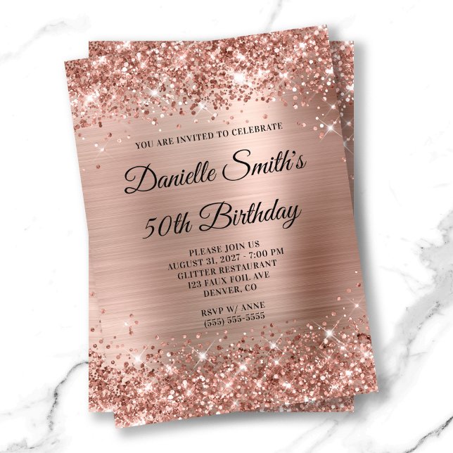 Convites Monograma de folha de rosa Dourada com folha de al (Rose Gold Glittery Foil Monogram 50th Birthday Invitation 5x7)