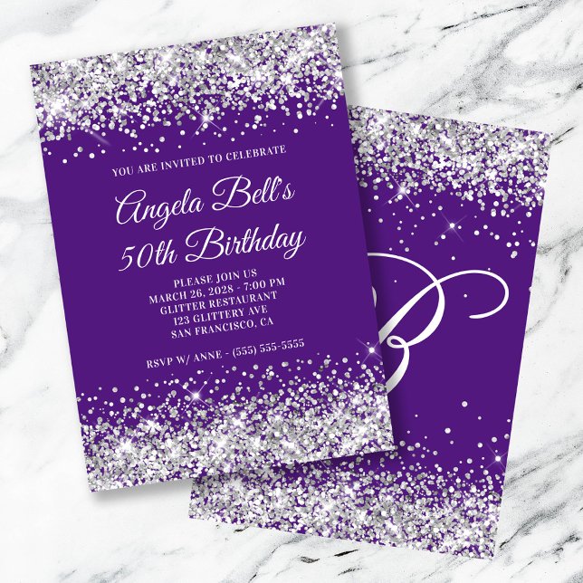 Convites Monograma Real Roxo da Prata 50. º Aniversário (Silver Glitter Royal Purple Monogram 50th Birthday Invitation)