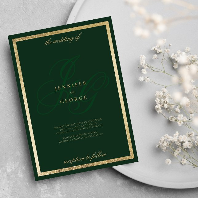 Convites Monograma verde da floresta de ouro elegante em ca (Elegant gold forest green monogram initial wedding )