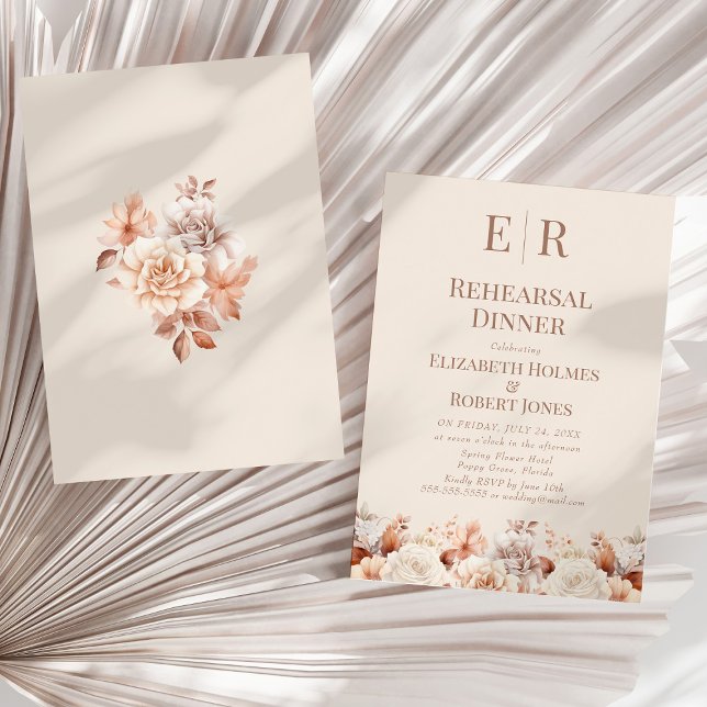 Convites Mousse Rosa Dourado Jantar de Ensaio do Monograma  (Rose Gold Mousse Floral Monogram Rehearsal Dinner Invitation on a sunny neutral dry palm leaf.)
