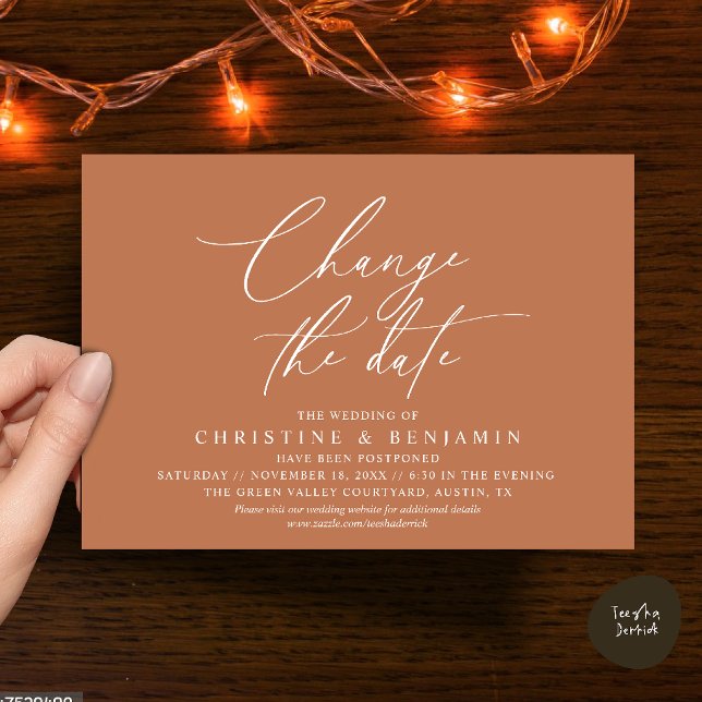 Convites Mudança de Data de Casamento com Elegância  (Elegant Script Change the Date Wedding Postponement Invitation Card in Terracotta Brown Copper)