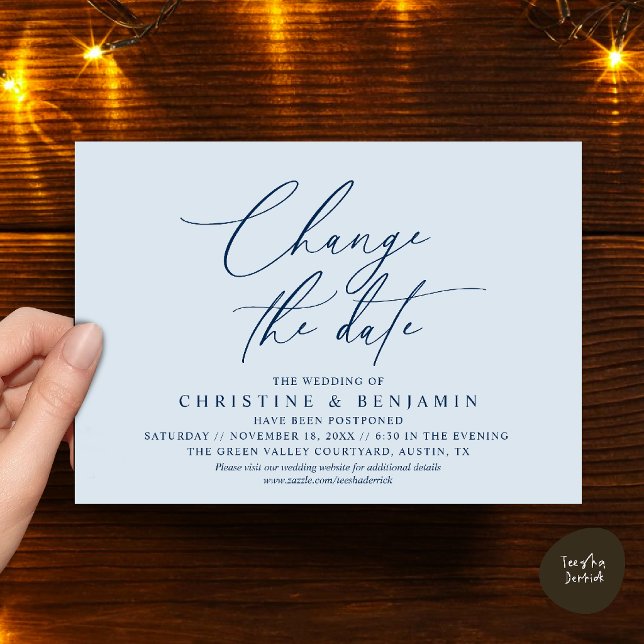 Convites Mudança de Data de Casamento com Elegância Adiada  (Elegant Script Change the Date Wedding Postponement Invitation Card in Misty Navy Blue)