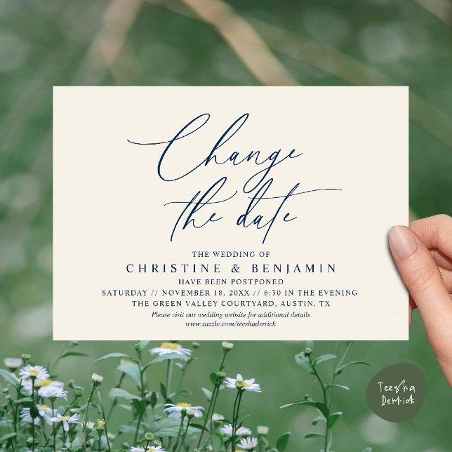 Convites Mudança de Data de Casamento com Elegância Adiada  (Elegant Script Change the Date Wedding Postponement Invitation Card in Navy Blue Ivory)