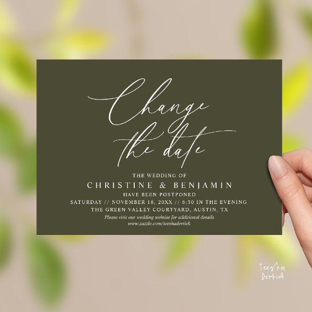 Convites Mudança de Data de Casamento com Elegância Adiada  (Elegant Script Change the Date Wedding Postponement Invitation Card in Olive Green)