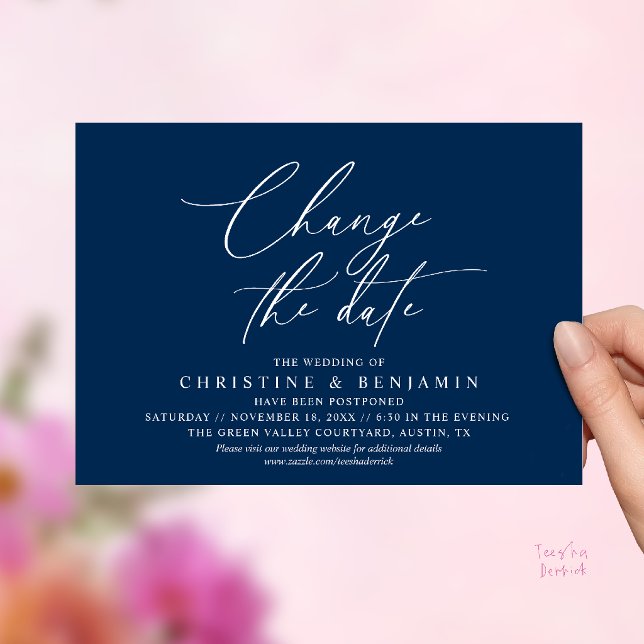 Convites Mudança de Data de Casamento com Elegância Adiada  (Elegant Script Change the Date Wedding Postponement Invitation Card in Navy Blue)