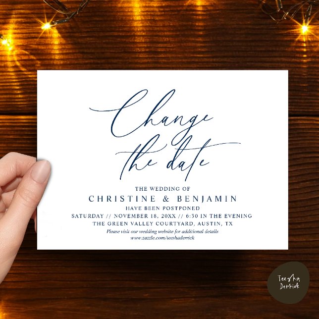 Convites Mudança de Data de Casamento com Elegância Adiada  (Elegant Script Change the Date Wedding Postponement Invitation Card in Navy Blue)