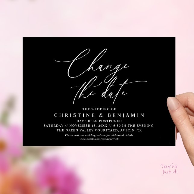 Convites Mudança de Data de Casamento com Elegância Adiada  (Elegant Script Change the Date Wedding Postponement Invitation Card in Classy Black)