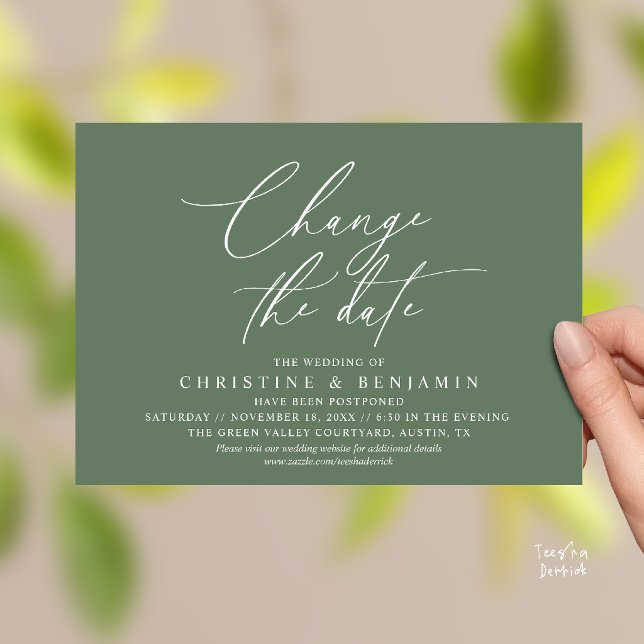 Convites Mudar a Data do Casamento com Elegância  (Elegant Script Change the Date Wedding Postponement Invitation Card in Sage Green)