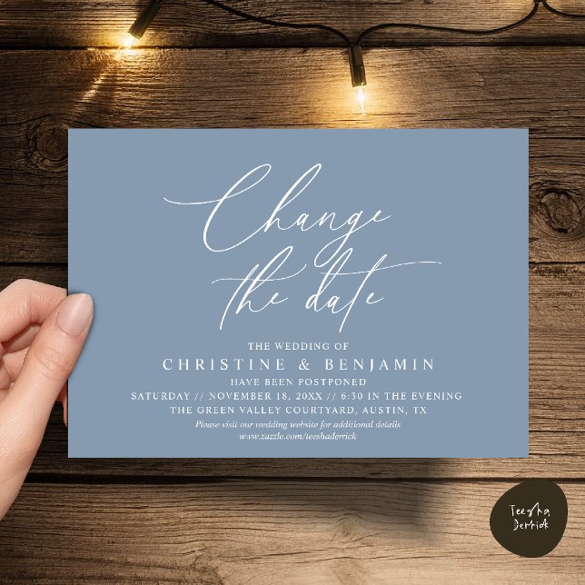 Convites Mudar a Data do Casamento Letra Elegante  (Elegant Script Change the Date Wedding Postponement Invitation Card in Dusty Blue)