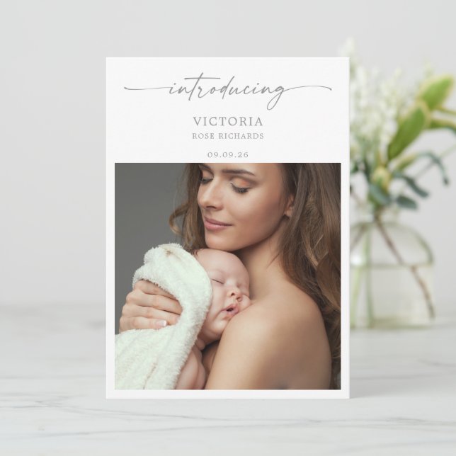 Convites Muted Gray Minimalist Photo Baby Announcement Card (Em pé/Frente)