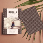 Convites Na moda Modern Trinta | Foto aniversário de 30 ano<br><div class="desc">Comemore qualquer marco no estilo com o nosso "Na moda Moderno Convite de Foto de Aniversário". Esse convite versátil e sofisticado pode ser personalizado para apresentar qualquer idade, fazer perfeito para aniversários, aniversários ou qualquer celebração especial. A design mostra uma borda geométrica com padrão chic e uma área central de...</div>