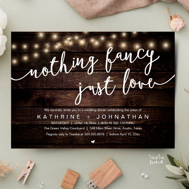 Convites Nada de Luxo, Apenas Amor, Jantar de Recepção de C (Nothing Fancy, Just Love, Wedding Reception Dinner Invitation Card String Lights Brown Wood)