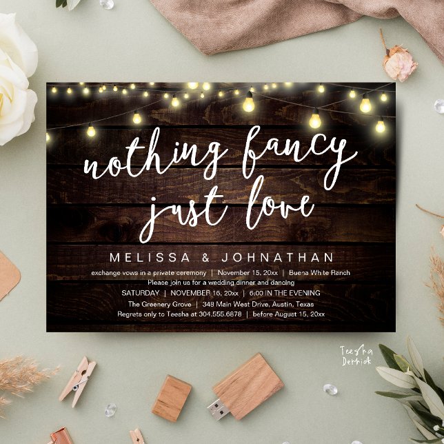 Convites Nada sofisticado, apenas amor Luzes de corda rústi (Nothing Fancy Just Love Rustic String Lights Invitation Card in Cottage dark brown wood)